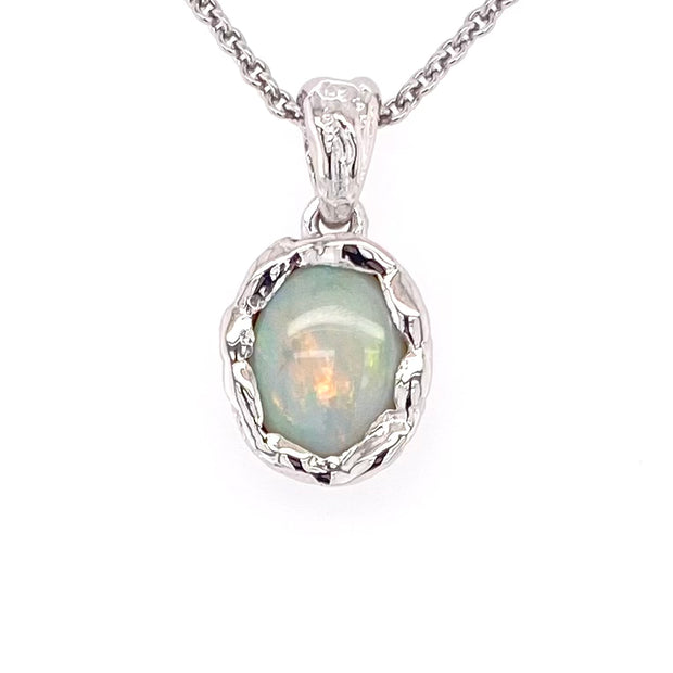 Vedhæng med en ægte solid krystal opal fra Australien indfattet i et rustikt vedhæng med organiske former i sterling sølv.