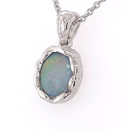 Vedhæng med en ægte solid krystal opal fra Australien indfattet i et rustikt vedhæng med organiske former i sterling sølv.