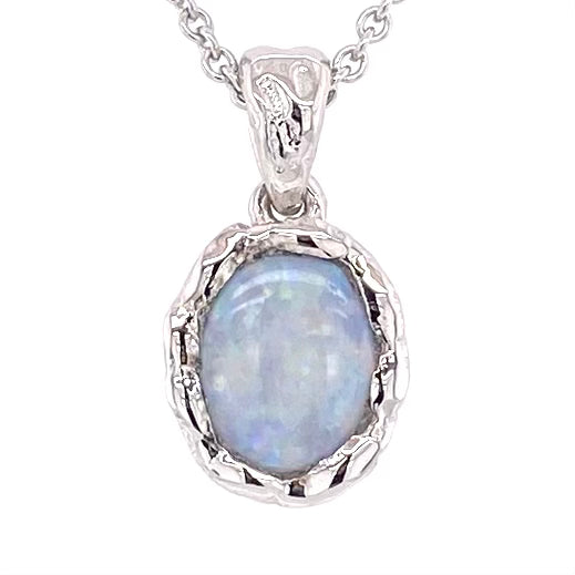 Vedhæng med en ægte solid krystal opal fra Australien indfattet i et rustikt vedhæng med organiske former i sterling sølv.