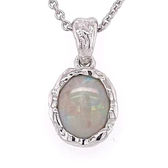 Vedhæng med en ægte solid krystal opal fra Australien indfattet i et rustikt vedhæng med organiske former i sterling sølv.