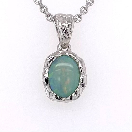 Vedhæng med en ægte solid krystal opal fra Australien indfattet i et rustikt vedhæng med organiske former i sterling sølv.