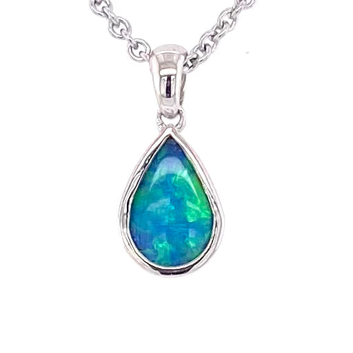 Vedhæng med en ægte solid krystal opal fra Australien indfattet i rhodineret sterling sølv.