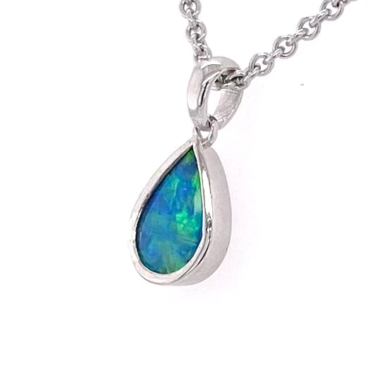 Vedhæng med en ægte solid krystal opal fra Australien indfattet i rhodineret sterling sølv.