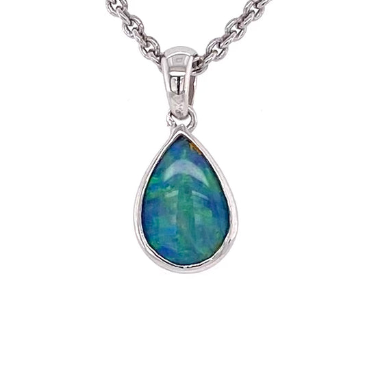 Vedhæng med en ægte solid krystal opal fra Australien indfattet i rhodineret sterling sølv.