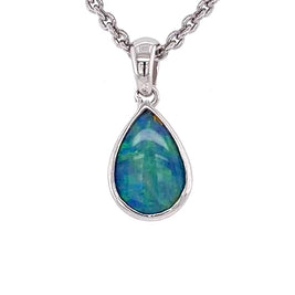 Vedhæng med en ægte solid krystal opal fra Australien indfattet i rhodineret sterling sølv.