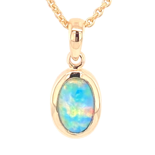 Vedhæng med en ægte solid krystal opal fra Australien indfattet i 14 karat guld.