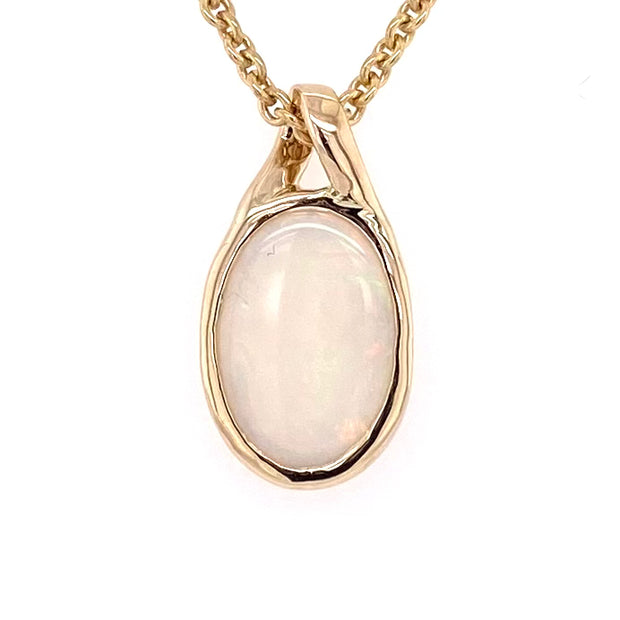 Vedhæng med en ægte solid krystal opal fra Australien indfattet i 9 karat guld.