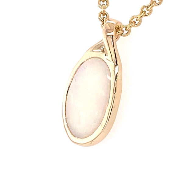 Vedhæng med en ægte solid krystal opal fra Australien indfattet i 9 karat guld.