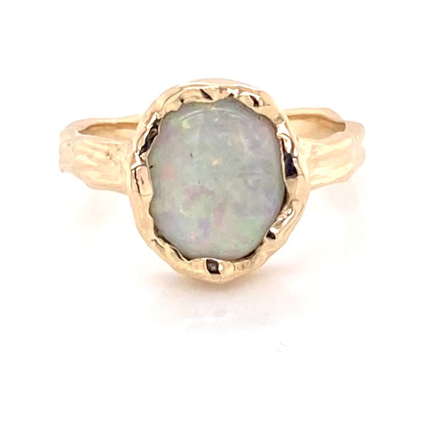 Ring med en ægte solid crystal opal fra Australien, indfattet i 14 karat guld med organiske former.