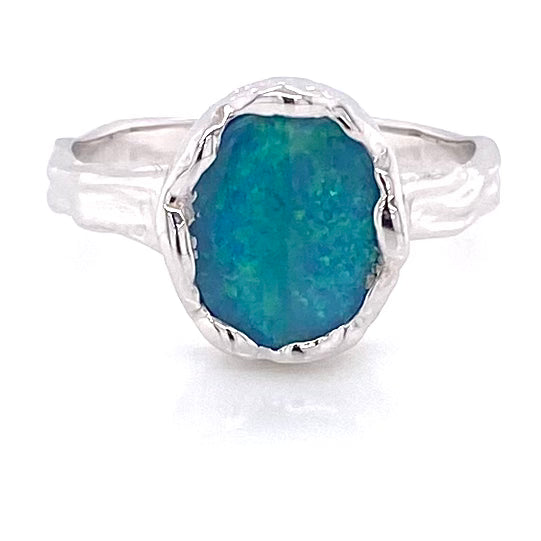 Ring med en ægte solid crystal opal fra Australien, indfattet i sterling sølv med organiske former.