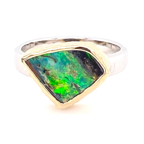 Ring med ægte solid boulder opal fra Australien indfattet i 14 karat rustikt guld og ringskinnen er lavet af blankt sterling sølv.