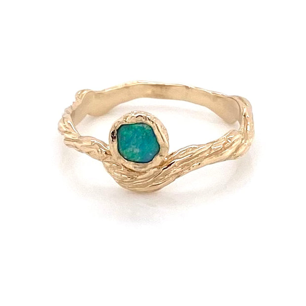 Ring med ægte solid crystal opal fra Australien indfattet i rustikt 14 karat guld.