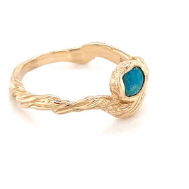 Ring med ægte solid crystal opal fra Australien indfattet i rustikt 14 karat guld.