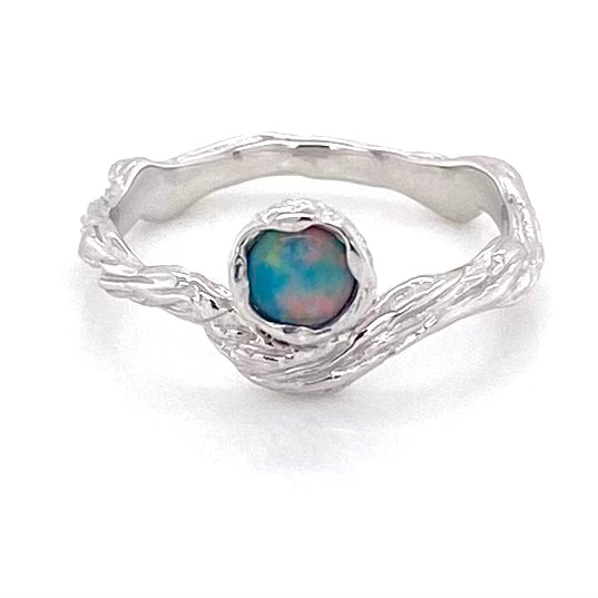 Ægte solid crystal opal fra Australien indfattet i rustikt sterling sølv.