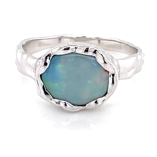 Ring med en ægte solid crystal opal fra Australien, indfattet i sterling sølv med organiske former.
