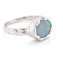 Ring med en ægte solid crystal opal fra Australien, indfattet i sterling sølv med organiske former.