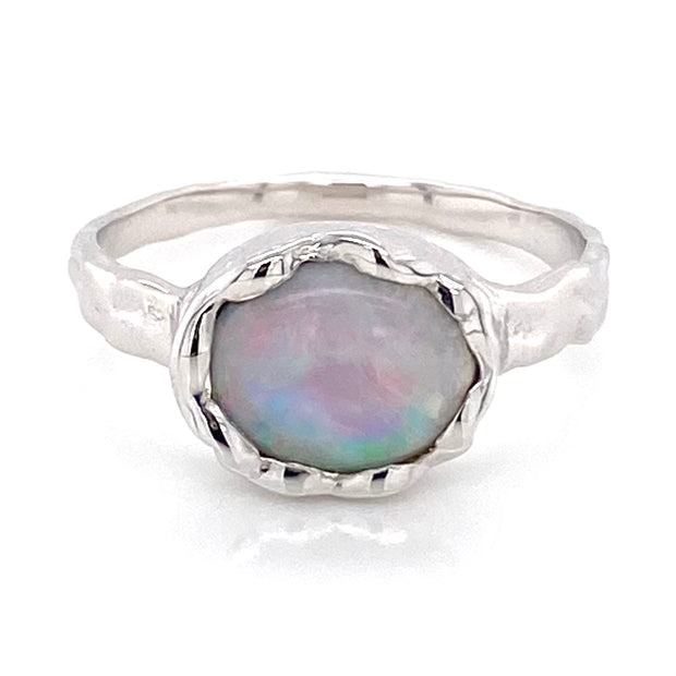 Ring med en ægte solid crystal opal fra Australien, indfattet i sterling sølv med organiske former.