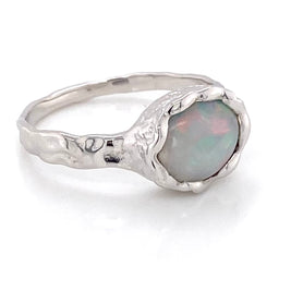 Ring med en ægte solid crystal opal fra Australien, indfattet i sterling sølv med organiske former.