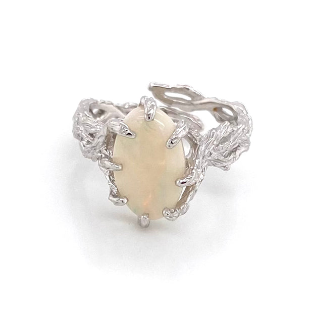 Ring med ægte solid opal fra Australien. Opalen er indfattet i rustikt sterling sølv. Krogede rustikke grene af sterling sølv holder opalen på plads.