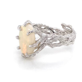 Ring med ægte solid opal fra Australien. Opalen er indfattet i rustikt sterling sølv. Krogede rustikke grene af sterling sølv holder opalen på plads.