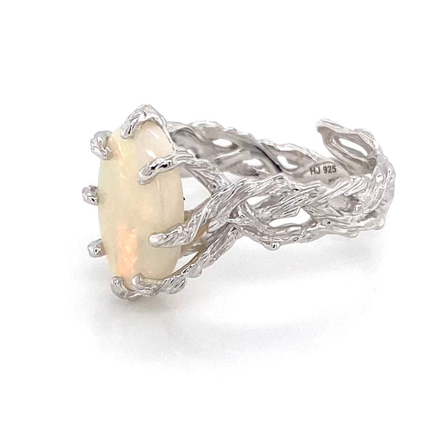 Ring med ægte solid opal fra Australien. Opalen er indfattet i rustikt sterling sølv. Krogede rustikke grene af sterling sølv holder opalen på plads.