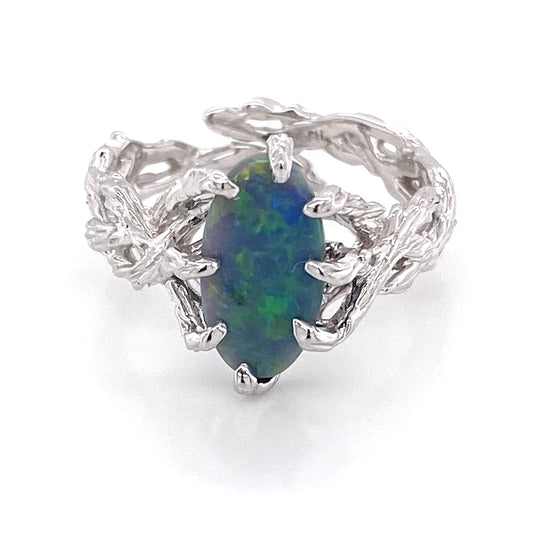 Ring med ægte solid opal fra Australien. Opalen er indfattet i rustikt sterling sølv. Krogede rustikke grene af sterling sølv holder opalen på plads.