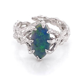 Ring med ægte solid opal fra Australien. Opalen er indfattet i rustikt sterling sølv. Krogede rustikke grene af sterling sølv holder opalen på plads.