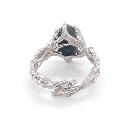 Ring med ægte solid opal fra Australien. Opalen er indfattet i rustikt sterling sølv. Krogede rustikke grene af sterling sølv holder opalen på plads.