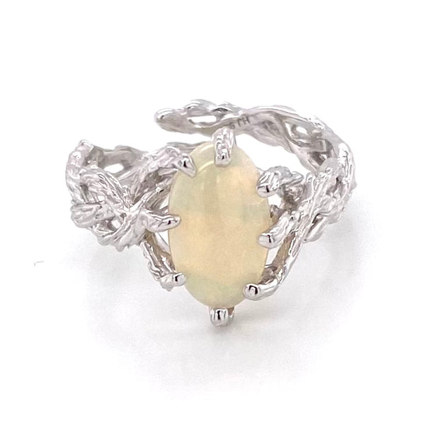 Ring med ægte solid opal fra Australien. Opalen er indfattet i rustikt sterling sølv. Krogede rustikke grene af sterling sølv holder opalen på plads.