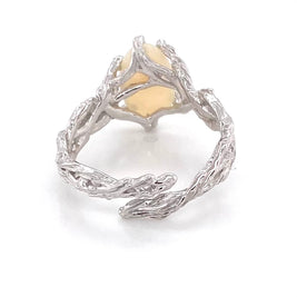 Ring med ægte solid opal fra Australien. Opalen er indfattet i rustikt sterling sølv. Krogede rustikke grene af sterling sølv holder opalen på plads.