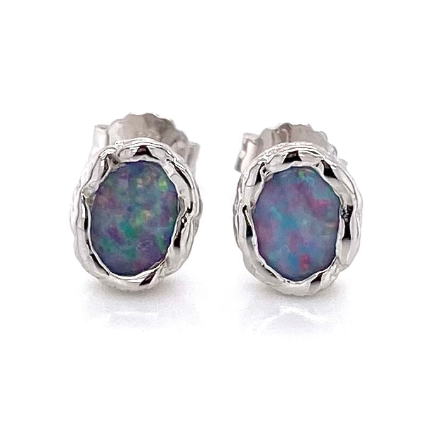 Ørestikkerne har ægte solid crystal opal fra Australien, indfattet i sterling sølv med organiske former.