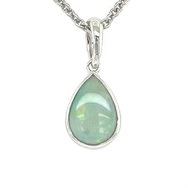 Vedhæng med en ægte solid krystal opal fra Australien indfattet i rhodineret sterling sølv.