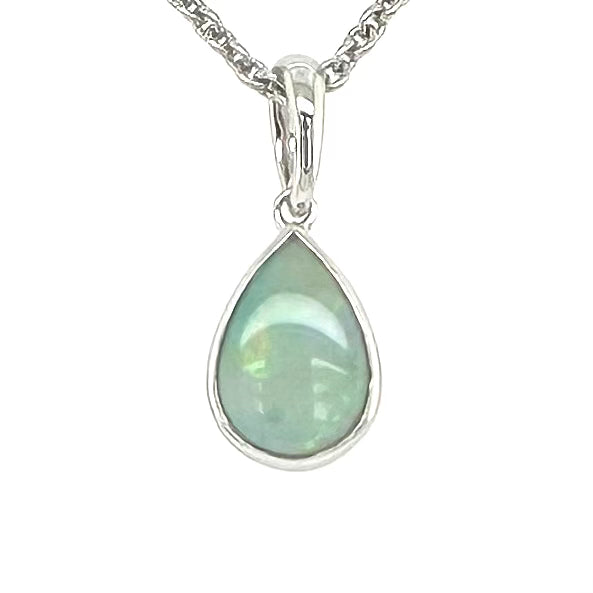 Vedhæng med en ægte solid krystal opal fra Australien indfattet i rhodineret sterling sølv.