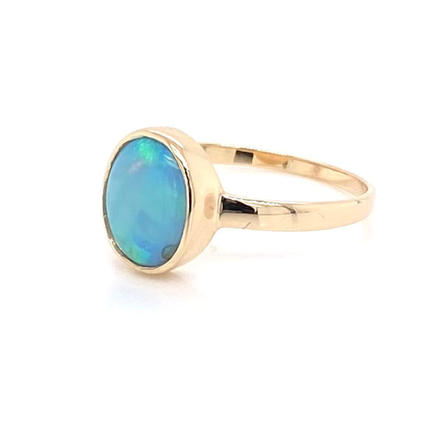 Ring med solid crystal opal fra Australien indfattet i 14 kt. guld. Kommer med certifikat. 
