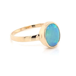 Ring med solid crystal opal fra Australien indfattet i 14 kt. guld. Kommer med certifikat. 