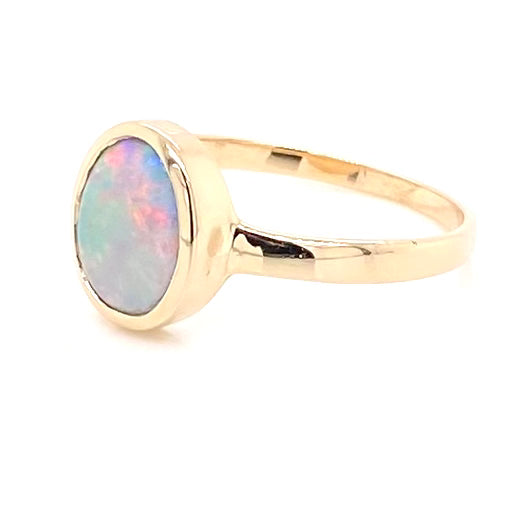 Ring med solid crystal opal fra Australien indfattet i 14 kt. guld. Kommer med certifikat.