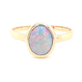 Ring med solid crystal opal fra Australien indfattet i 14 kt. guld. Kommer med certifikat.