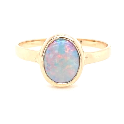 Ring med solid crystal opal fra Australien indfattet i 14 kt. guld. Kommer med certifikat.
