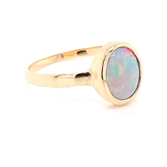 Ring med solid crystal opal fra Australien indfattet i 14 kt. guld. Kommer med certifikat.