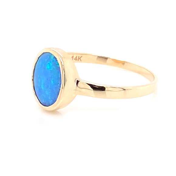 Ring med solid crystal opal fra Australien indfattet i 14 kt. guld. Kommer med certifikat.