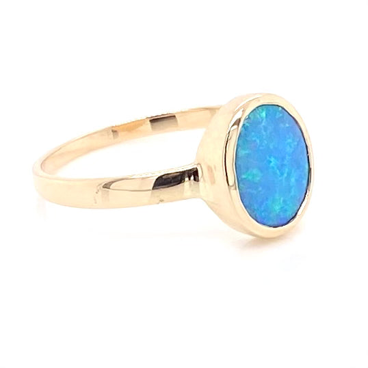 Ring med solid crystal opal fra Australien indfattet i 14 kt. guld. Kommer med certifikat.