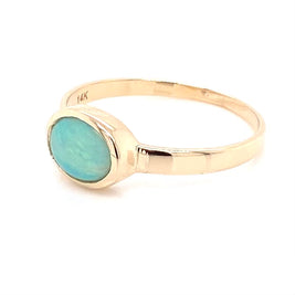 Ring med solid crystal opal fra Australien indfattet i 14 kt. guld. Kommer med certifikat. 