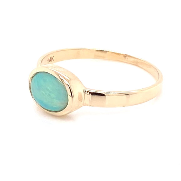 Ring med solid crystal opal fra Australien indfattet i 14 kt. guld. Kommer med certifikat. 