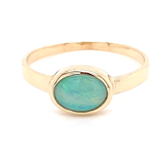 Ring med solid crystal opal fra Australien indfattet i 14 kt. guld. Kommer med certifikat. 