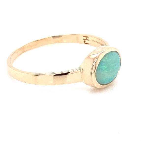 Ring med solid crystal opal fra Australien indfattet i 14 kt. guld. Kommer med certifikat. 