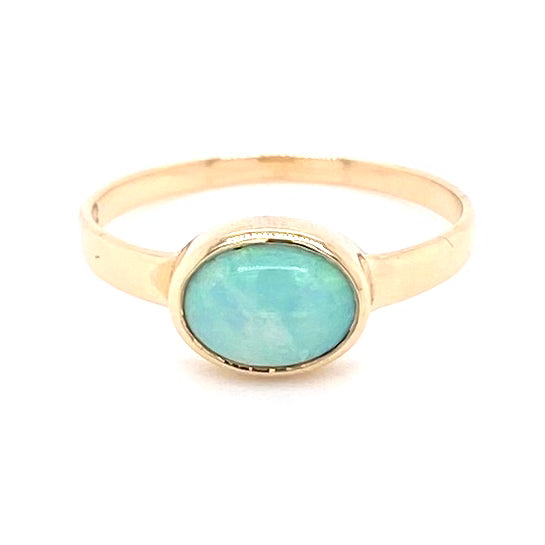 Ring med solid crystal opal fra Australien indfattet i 14 kt. guld. Kommer med certifikat. 