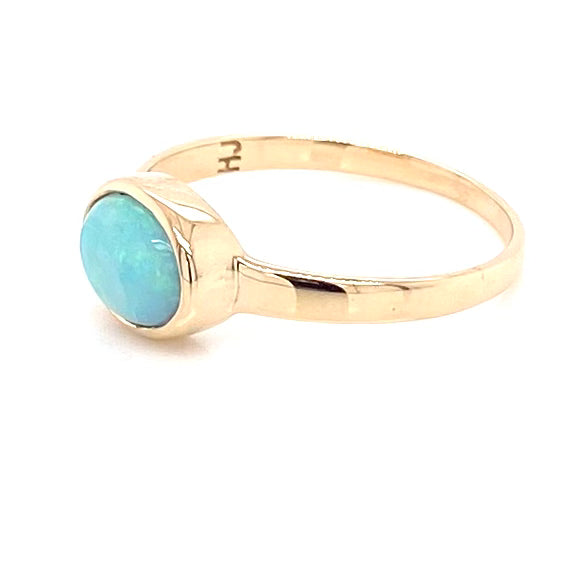 Ring med solid crystal opal fra Australien indfattet i 14 kt. guld. Kommer med certifikat. 