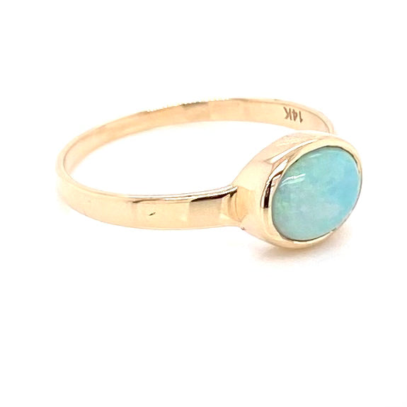 Ring med solid crystal opal fra Australien indfattet i 14 kt. guld. Kommer med certifikat. 