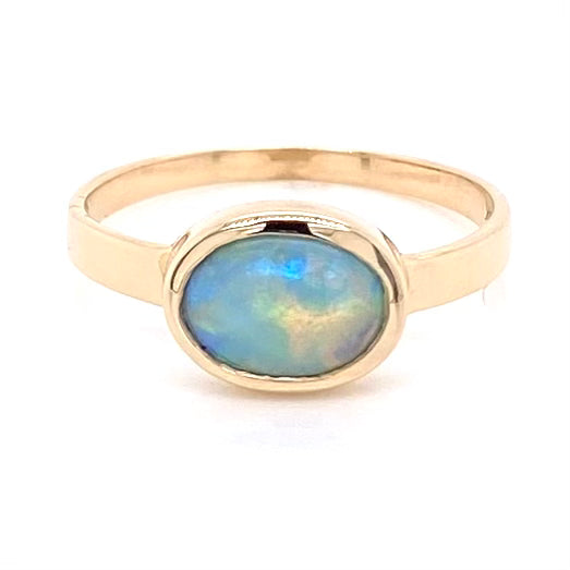 Ring med solid crystal opal fra Australien indfattet i 14 kt. guld. Kommer med certifikat.