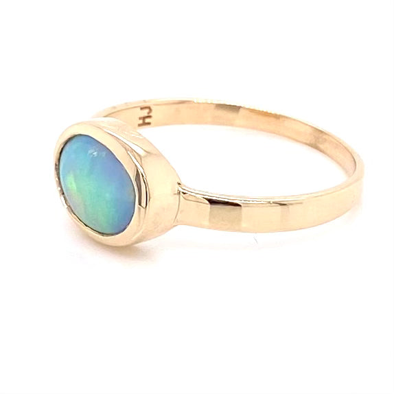 Ring med solid crystal opal fra Australien indfattet i 14 kt. guld. Kommer med certifikat.